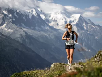 Femme qui court sur un sentier de montagne