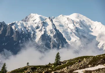 petit coureur devant le massif du Mont-Blanc