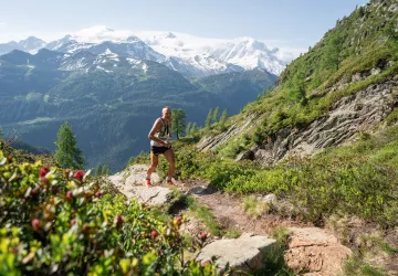 90km du Mont-Blanc coureur avec vue massif du Mont-Blanc